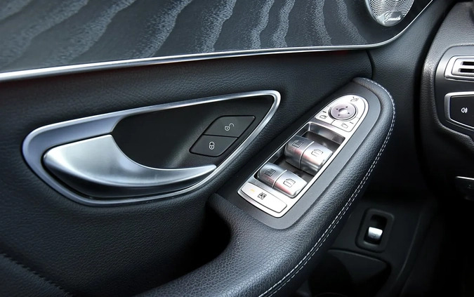Mercedes-Benz Klasa C cena 126688 przebieg: 110196, rok produkcji 2018 z Nowogród małe 436